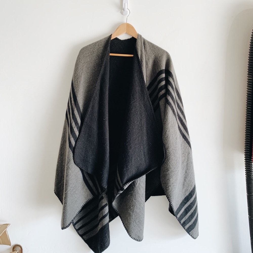 Bb Dakota Reversible Poncho Scarf Black & Grey - Picture 6 of 8